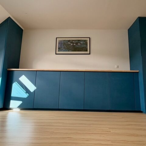 Meuble bas sur mesure avec plan en bois sous combles — aménagement intérieur Wood&C