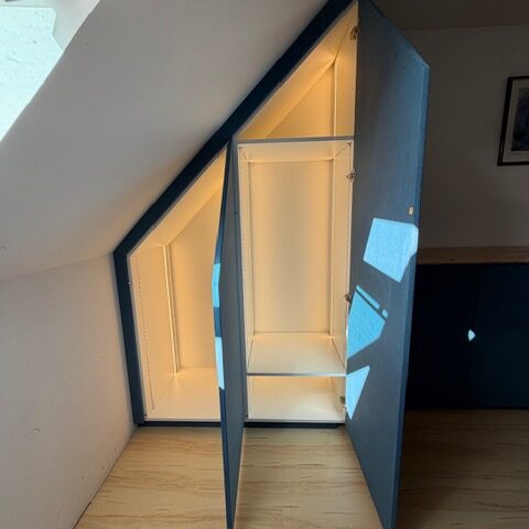 Placard sur mesure sous pente avec éclairage intégré — aménagement intérieur Wood&C