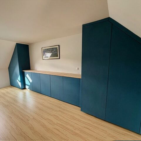 Agencement sur mesure sous combles, placards et meuble bas bleu — aménagement intérieur Wood&C