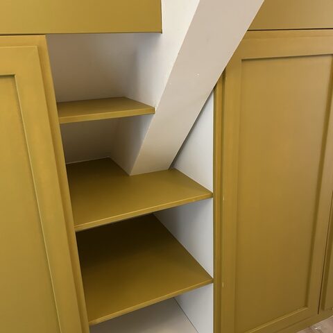 Étagères sur mesure sous escalier — aménagement intérieur Wood&C