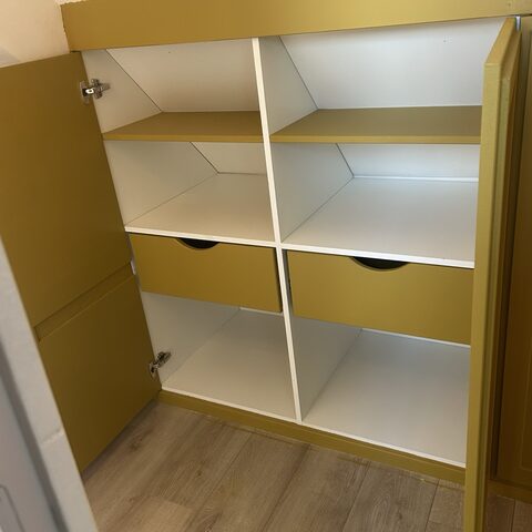 Rangement sur mesure avec tiroirs sous pente — aménagement intérieur Wood&C
